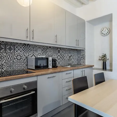 Enjoy At Our Fully Equipped 2br Town House, Beach- 1min *