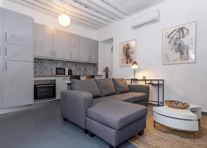 Enjoy At Our Fully Equipped 2br Town House, Beach- 1min