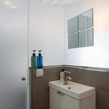 Enjoy At Our Fully Equipped 2br Town House, Beach- 1min