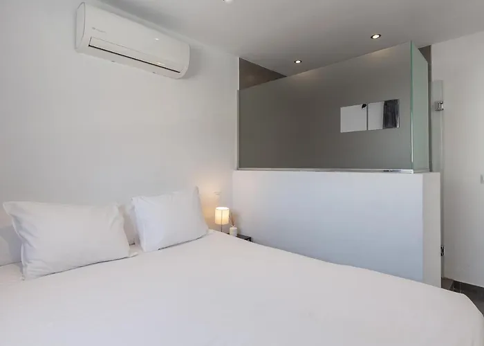 Enjoy At Our Fully Equipped 2br Town House, Beach- 1min *