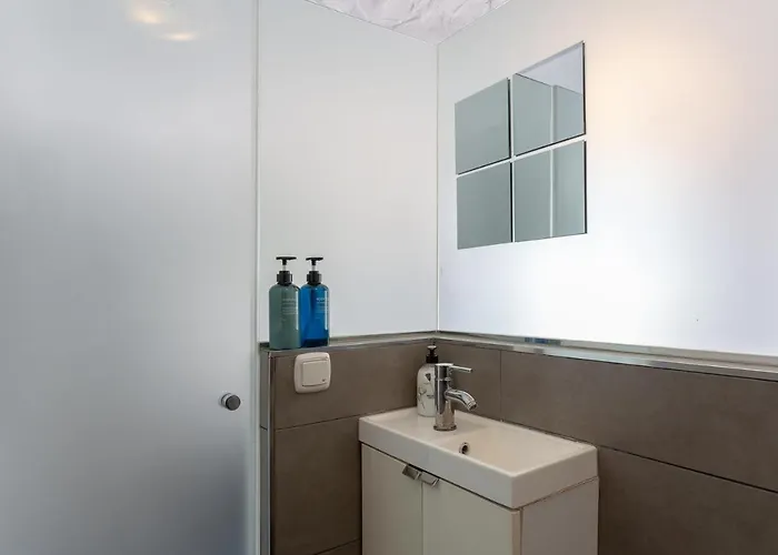 Enjoy At Our Fully Equipped 2br Town House, Beach- 1min